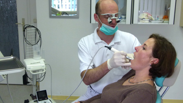 Ziel der Therapie ist, einen Zahn zu erhalten, dessen Wurzel entzündet oder abgestorben ist. Wurzelbehandlung in der Zahnarztpraxis Voigtländer