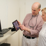 Das Untersuchungsergebnis lässt sich gleich nach dem Röntgenvorgang auf dem Tablet angezeigt werden und kann dem interessierten Patienten erklärt werden. Auswertung digitales Röntgen am Tablet