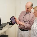 Das Untersuchungsergebnis lässt sich gleich nach dem Röntgenvorgang auf dem Tablet angezeigt werden und kann dem interessierten Patienten erklärt werden. Auswertung digitales Röntgen am Tablet