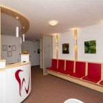 Willkommen in unserer Praxis Anmelde- und Wartebereich