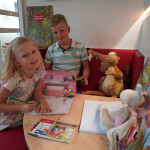 Mit Malen und Spielen lässt es sich besser auf den Zahnarzt warten Kinderspielecke im Wartezimmer