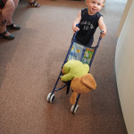 Die Kleinen sind in der Praxis herzlich willkommen und können schonmal den Raum erkunden. Kinder in dert Praxis