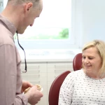 Beratung zur Versorgung von festsitzenden Zahnersatz an Hand eines Modelles Beratung Zahnersatz