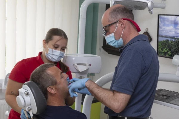 Vorsorge, Behandlung und Nachsorge von Erkrankungen des Zahnhalteapparates. Parondontalbehandlung